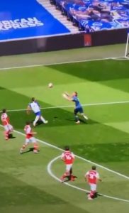 UŽASNA POVREDA GOLMANA ARSENALA: Nemački čuvar mreže urlao od bolova, a nakon pomoći lekara psovao protivnika (VIDEO)