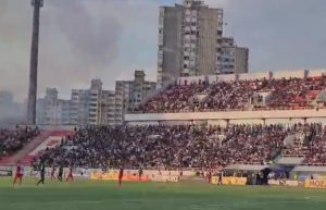 FOTO-UBOD: Nepozvan navijač posmatra utakmicu u ‘Čairu’ (FOTO)