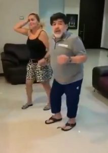 MARADONA ZAPANJIO SVET: Legendarni Argentinac plesao, a potom se odjednom skinuo i pokazao zadnjicu (VIDEO)