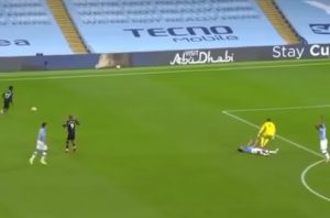 JEZIVE SCENE U PREMIJER LIGI: Igrač Mančester sitija doživeo strašnu povredu, ležao nepomičan na terenu (VIDEO)