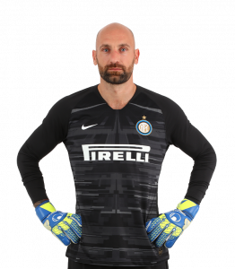 KAKAV LIK: Prima ‘masnu’ platu, nikada nije ušao u igru, a dva puta je isključen u Seriji A…