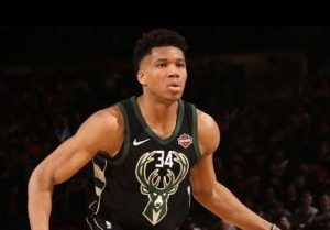 JANIS ADETOKUMBO NA METI NACISTA: Oskrnavljen mural posvećen grčkom košarkašu (FOTO)