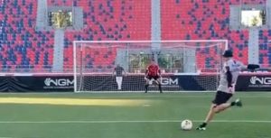 KLASA JE VEČNA: Mihajlović na treningu pokazao da i dalje ima razornu levicu! (VIDEO)