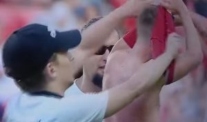 SKANDAL U MAĐARSKOJ: Velikan ispao u niži rang, navijači skidali dresove fudbalerima, umalo tuča huligana i bivšeg igrača Crvene zvezde (VIDEO)