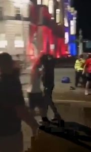 NEZABELEŽEN SKANDAL U ENGLESKOJ: Navijači Liverpula šmrkali kokain sa policijske kape (VIDEO)