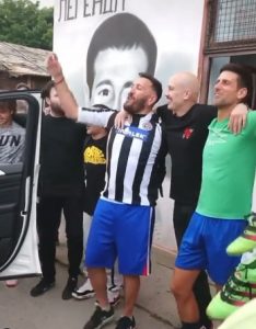 FEŠTA POSLE FUDBALSKOG MEČA: Novak Đoković u odličnom raspoloženju zapevao čuvenu pesmu (VIDEO)