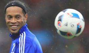 FUDBALSKI SVET PODRHTAVA: Ronaldinjo dobio ponudu da se vrati fudbalu, i to ni manje ni više od legende!