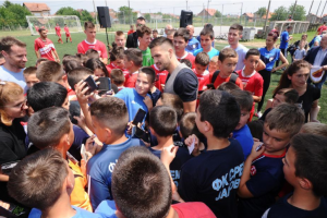 RADNO: Kokeza i Tadić otvorili fudbalske terene i deci podelili opremu