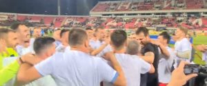 FEŠTA MOŽE DA POČNE: Fudbaleri Vojvodine krenuli da slave, a onda se pojavio Nenad Lalatović i nastala je ludnica (VIDEO)