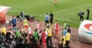 TUČA NAKON MEČA U NOVOM SADU: Gužva na terenu u kojoj je učestvovao i Nenad Lalatović (VIDEO)