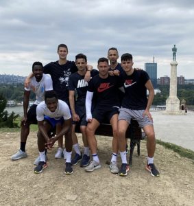 OGLASIO SE TOŠIĆ: Imali su noževe i šokere, policija je brzo reagovala, jedna žena ozbiljnije je povređena!