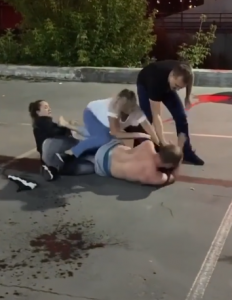 HOROR U RUSIJI – TRAGEDIJA KAKVA SE NE PAMTI: Bivši bokser jednim udarcem nokautirao čoveka, ishod je tragičan! (VIDEO)