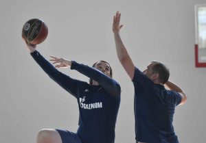 BIVŠI KAPITEN CRVENE ZVEZDE POKAZAO SVOJE UMEĆE POD OBRUČEM: Ima li materijala za Sašu Obradovića?