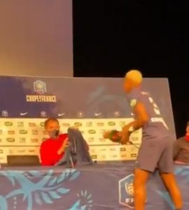 TOTALNO POMAHNITAO: Defanzivac Pari Sen Žermena uleteo na konferenciju za medije i napravio haos (VIDEO)