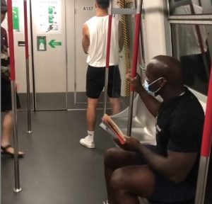 NEĆE PONOVITI GREŠKU: Čovek ušao u gradski prevoz bez zaštitne maske, pa imao posla sa MMA borcem (VIDEO)