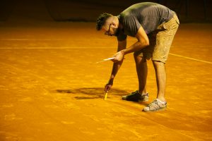 IZUZETAN PODUHVAT ‘PIJANISTE’: Najveći portret Novaka Đokovića i prvi crtež na šljaci teniskog terena (FOTO) (VIDEO)