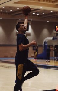 AMERIKANCI U NEVERICI: Nikola Jokić pokazuje tri prsta (FOTO)