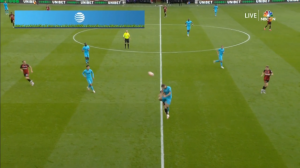 STRAVIČAN SUDAR: Igrač Bornmuta ostao nepomičan na zemlji, reagovala hitna pomoć (VIDEO)