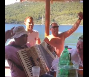 NOJER ‘ZAPALIO’ HRVATSKU: Legendarni golman stigao na primorje i zapevao Tompsonovu pesmu!