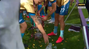 BANE LOMI SVE PRED SOBOM: Ivanoviću u transu polomio šampionski pehar (VIDEO)