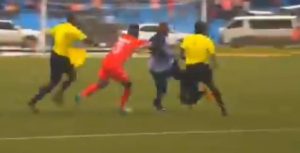 FUDBALSKI SVET U NEVERICI: Šokantne scene – Trener nokautirao četvrtog sudiju, a onda nasrnuo na glavnog arbitra (VIDEO)