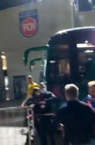 SKANDAL U NEMAČKOJ: Kamenovan autobus sa fudbalerima Verdera! (VIDEO)