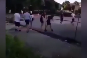 ISPLIVAO SNIMAK BRUTALNE TUČE DELIJA I GROBARA: Žestok obračun – štangle, udarci, jurnjava! (VIDEO)