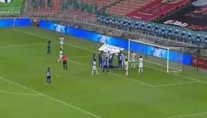 JEZIVE SCENE: Fudbaler pao na teren kao da je mrtav, igrači u panici zvali doktore (VIDEO)