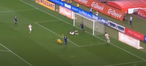 STRAŠAN SUDAR: Boaći ‘pokosio’ golmana TSC-a, gosti tražili isključenje za napadača Zvezde! (VIDEO)