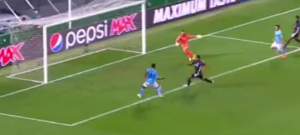 DA LI JE OVO PROMAŠAJ DECENIJE: Bruka Sterlinga koja je koštala ‘građane’ eliminacije – promašio je prazan gol za izjednačenje i ostao tragičar! (VIDEO)