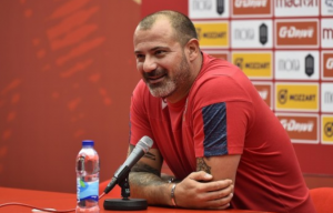 PRVO STANKOVIĆEVO OBRAĆANJE U TIRANI: Trener crveno-belih ‘spušta loptu’ – ‘Tenzije nema, dosta ljudi želi da se slikamo’