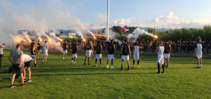 SPEKTAKL U VRNJAČKOJ BANJI: Grobari priredili veliko iznenađenje za svoje košarkaše – uz bakljadu se orile reči legendarne pesme! (FOTO)