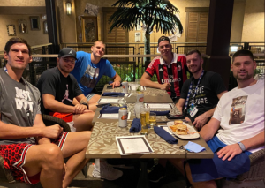 NBA NA BALKANSKI NAČIN: Fotografija koja je obišla ceo svet – NBA zvezde zajedno u kafani! (FOTO)