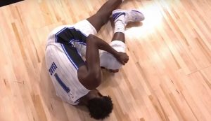 TEŠKA POVREDA: Igrač o kome je brujala Amerika izašao sa terena u kolicima! (VIDEO)