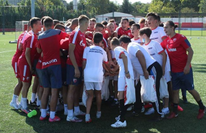 SJAJAN GEST CRVENO-BELIH: Zvezdini omladinci dočekali decu sa Kosova, Marakanom se orila pesma ‘Oj Kosovo, Kosovo’ (FOTO) (VIDEO)