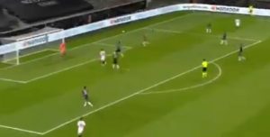 ‘DUVA PROMAJA’ U ODBRANI MANČESTERA: Lindelof i Van Bisaka statirali, Šveđanin se sukobio sa saigračem nakon primljenog gola! (VIDEO)