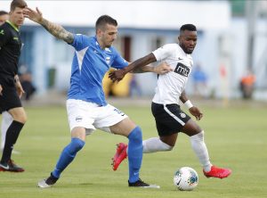 ‘EKSTREMI’ I DALJE SLAVE POBEDU NAD PARTIZANOM: Navijači Novog Pazara bakljadom iznenadili fudbalere na treningu! (FOTO)