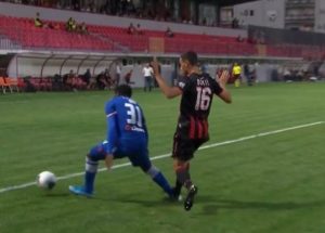 ZVEZDA OŠTEĆENA ZA PENAL: Defanzivac Mačve napravio očigledan faul, sudija propustio da pokaže na belu tačku (VIDEO)