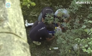 STRAVIČNA POVREDA: Belgijski biciklista zadobio ozbiljne povrede (VIDEO)