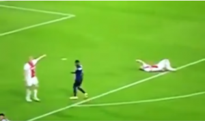 JEZIVE SCENE – PANIKA U AJAKSU: Tadićev saigrač se samo uhvatio za grudi i ‘srušio’ na sred terena! (VIDEO)