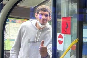 KAKAV CAR: Bobi Marjanović stigao u Beograd, i odmah se provozao gradskim autobusom! (FOTO)