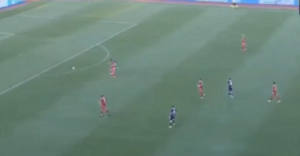 ŽESTOKO OD POČETKA: Prva sporna situacija već u trećem minutu, Zvezda tražila crvenio karton, sudija samo odmahnuo rukom! (VIDEO)