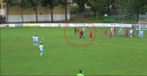 NESVAKIDAŠNJA SCENA U FUDBALU: Golman stao u živi zid, a fudbaleri na ‘crtu’ – pogledajte kakav je bio ishod na kraju! (VIDEO)