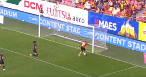 DA LI JE OVO MOGUĆE: Ovom fudbaleru se smeje ceo svet, promašio je ‘nemoguće’! (VIDEO)