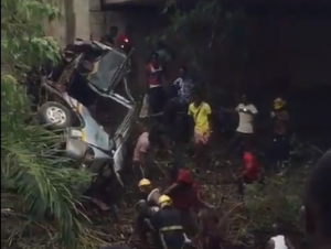 NEZAPAMĆENA TRAGEDIJA U GANI: Autobus sa fudbalerima ‘sleteo’ u reku, najmanje osmoro preminulih! (UZNEMIRUJUĆ VIDEO)