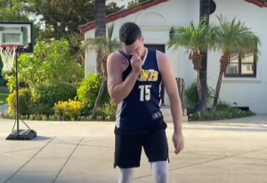 OVO MORATE DA VIDITE: Poznati jutjuber na urnebesan način ‘skinuo’ Jokića! (VIDEO)