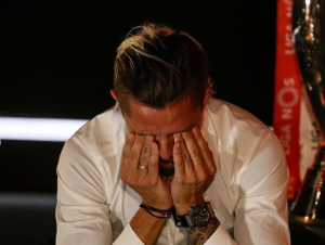 PLAKAO JE KAO MALO DETE: Fejsa se na dirljiv način oprostio od Benfike, emocije su bile toliko velike da nije mogao da zadrži suze! (VIDEO)