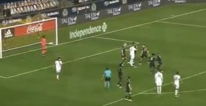 IGUAIN SE OBRUKAO, A ONDA ŽELEO DA SE BIJE: Argentinac promašio penal, a potom je usledio okršaj sa protivnicima! (VIDEO)