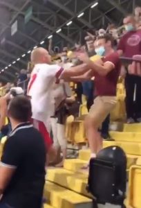 HAOS U DREZDENU: Fudbaler gostiju uleteo na tribine i davio navijača Dinama! (VIDEO)