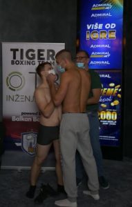 NAPETO MERENJE UOČI ‘BALKAN BOXING’ REVIJE: Mrki pogledi i gurkanje Ražnatovića i Kozakova